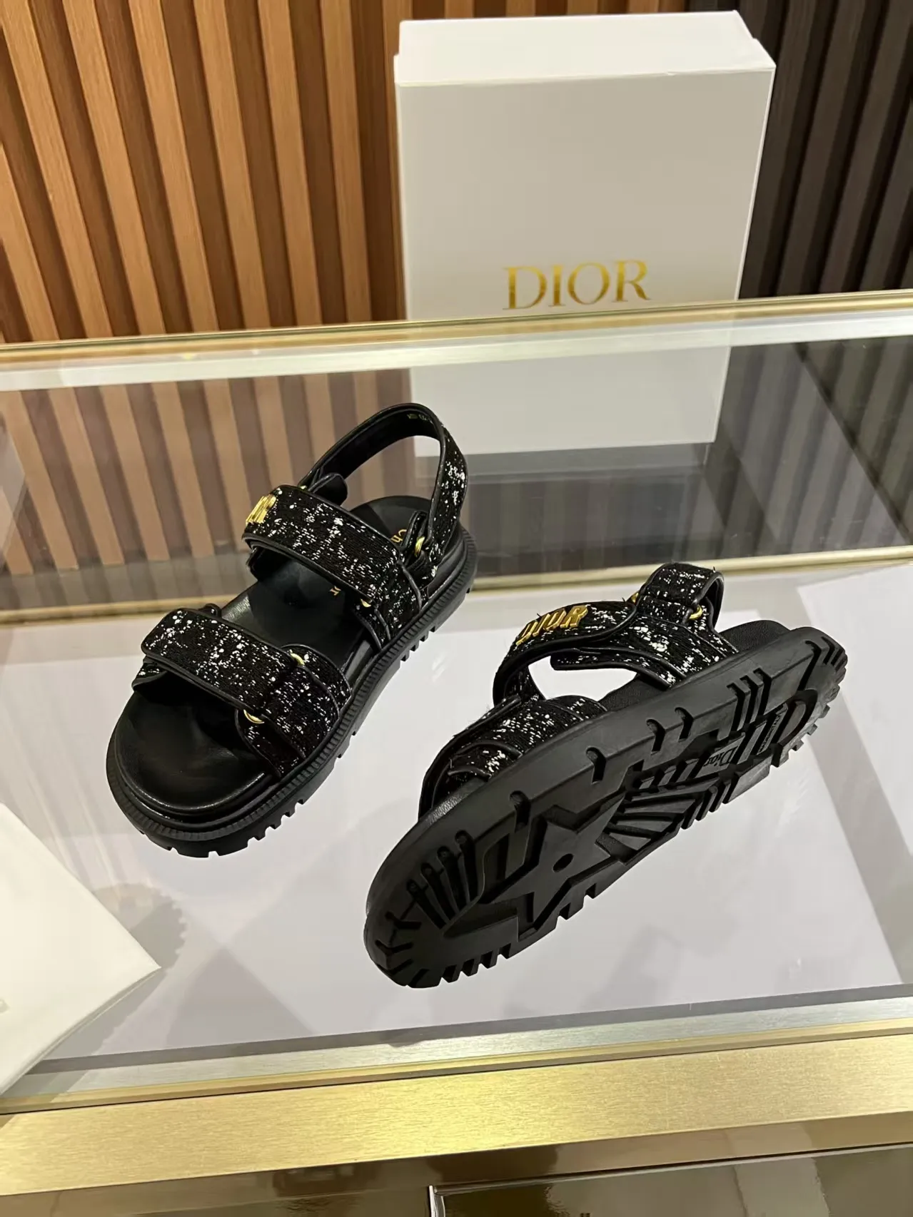 👟👟Ex-factory price 480👟👟 Dior classic popular sandals Step into the fashion territory of Dior slippers and encounter the ultimate fusion of elegance and comfort. The upper is engraved with the Christian Dior Paris logo using exquisite embroidery technology. The delicate stitching tells the brand's profound heritage and is fully recognizable.   Made of high-quality materials, it feels soft and fits your feet, as if it is a gentle care tailor-made for your feet. The sole is carefully designed and engraved with Christian Dior's lucky star symbol. It is not only a beautiful embellishment, but also provides reliable grip, making every step steady and secure.   It has a simple design and is easy to put on and take off. Whether it is a lazy weekend or a pleasant vacation, it can be easily adapted. Whether paired with casual shorts, casual jeans, or an elegant dress, Dior slippers can instantly enhance the overall style and show a casual fashion attitude.   Dior slippers, in the name of fashion, inject luxurious charm into your life and accompany you with every step you take with confidence and elegance. Material: Fine genuine cowhide upper, outsole, TPR, non-slip and wear-resistant, code number: 35-41 (42 customized)